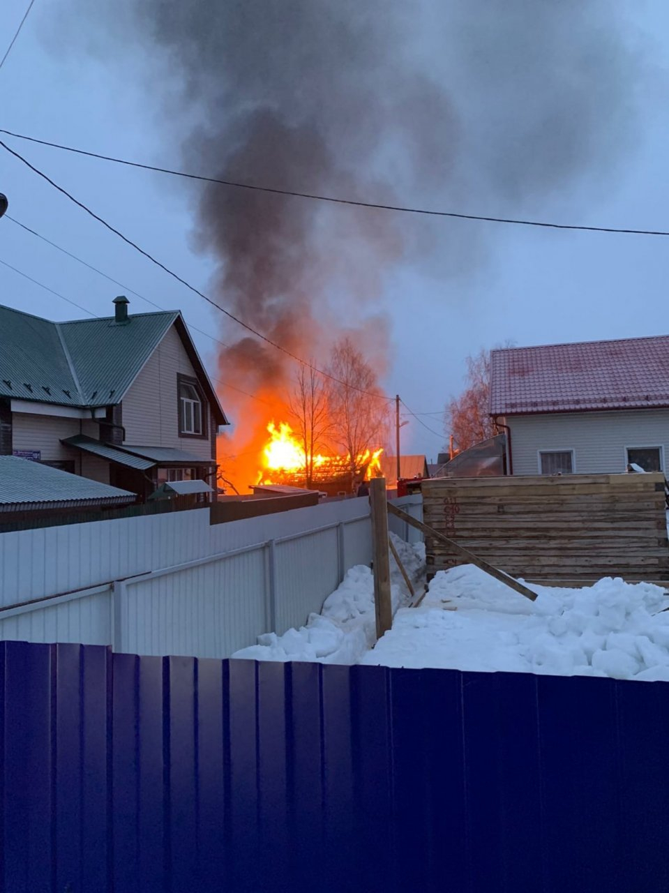 В Сыктывкаре случился мощный пожар возле детской поликлиники (фото, видео)