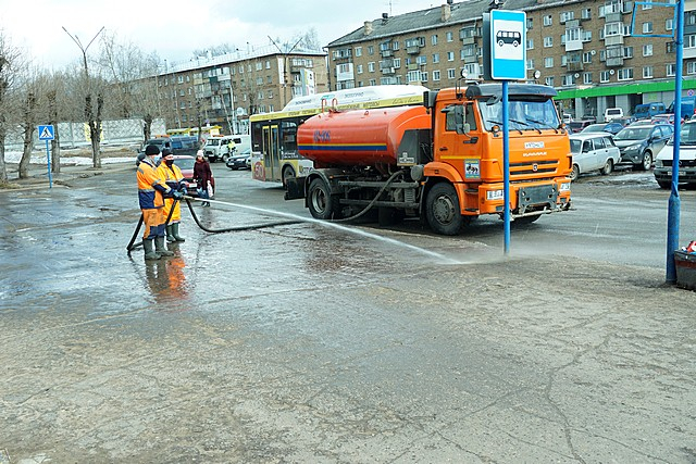 В Сыктывкаре продолжается санитарная обработка улиц