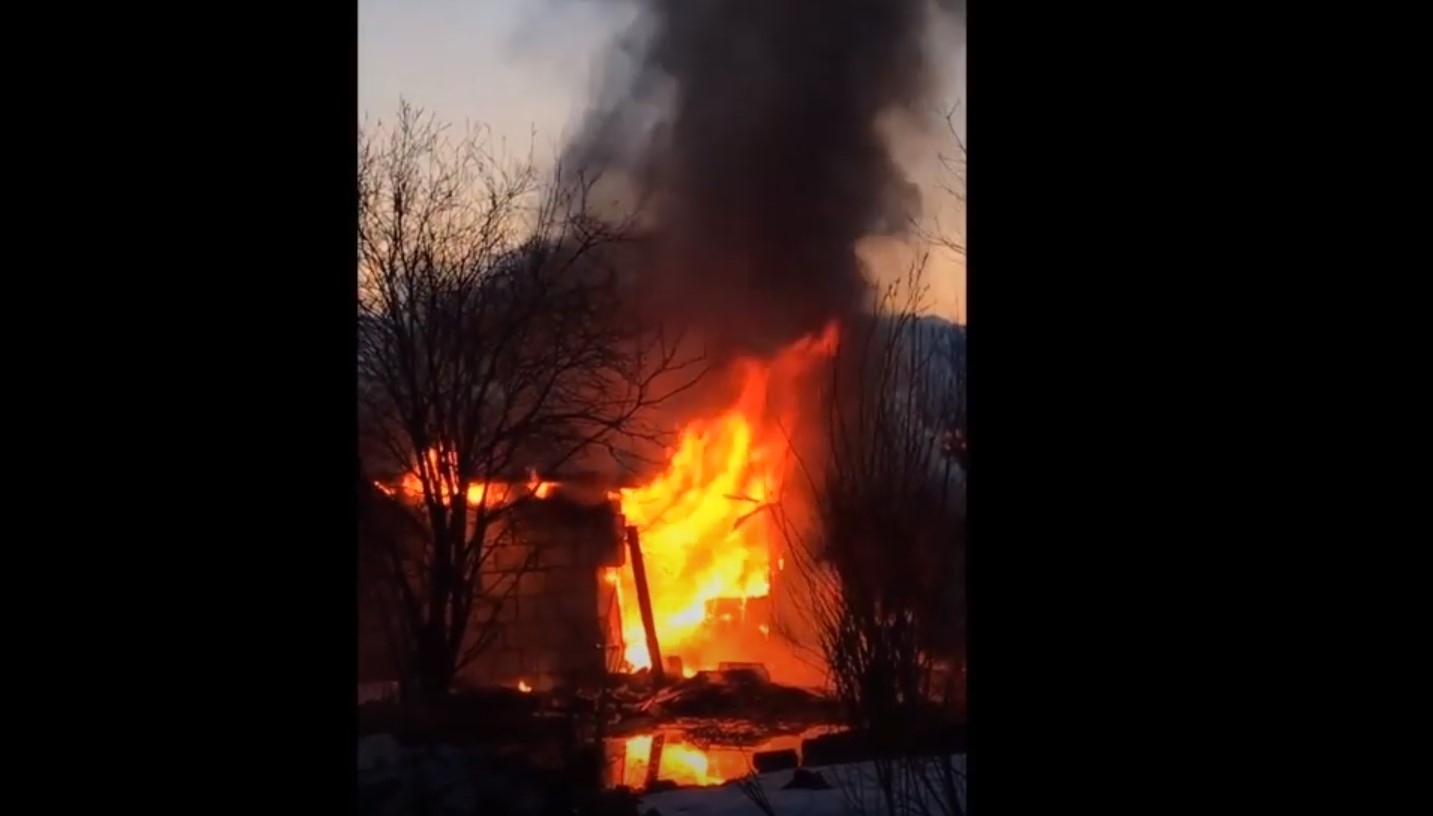 В Сыктывкаре во время пожара в гараже погиб мужчина (видео)