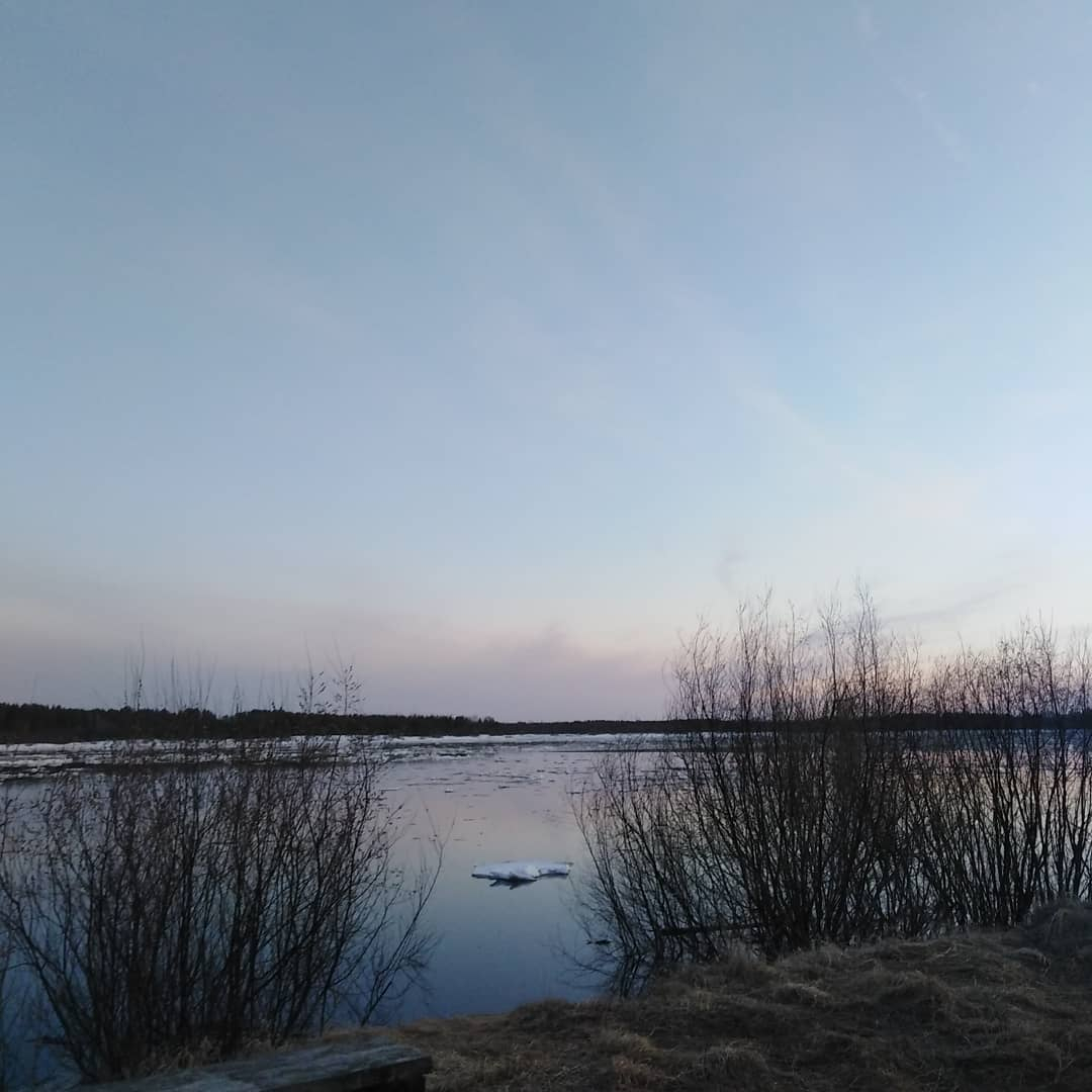 Фото дня в Сыктывкаре: тихая водная гладь под вечерним небом