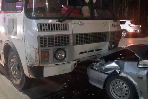 В Сыктывкаре 20-летняя девушка протаранила автобус
