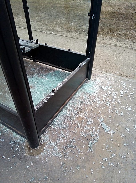 В Сыктывкаре вандалы разбили одну из остановок в центре города