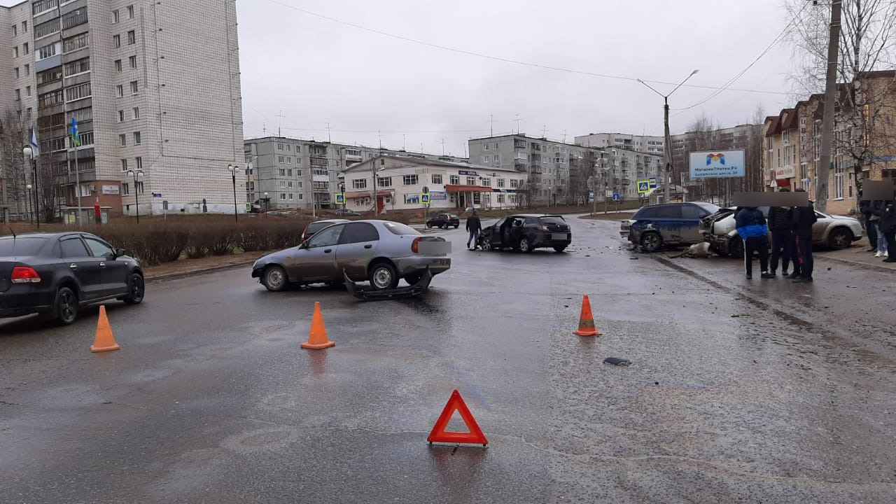 В Сыктывкаре произошло ДТП с участием пяти машин