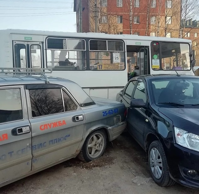 В Сыктывкаре пустой автобус протаранил сразу четыре авто