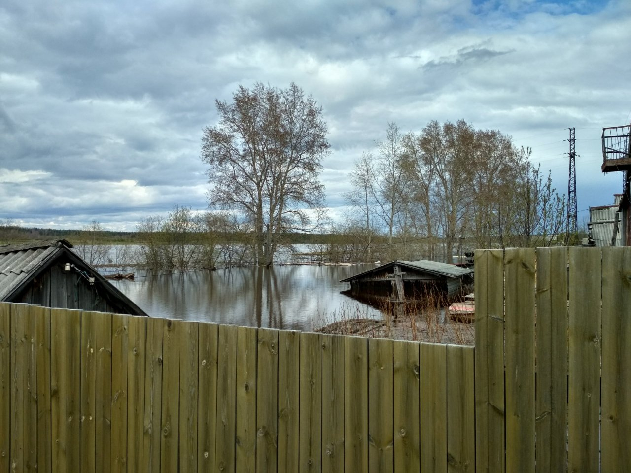 «Река так сильно разлилась впервые за 30 лет»: села и города Коми уходят под воду