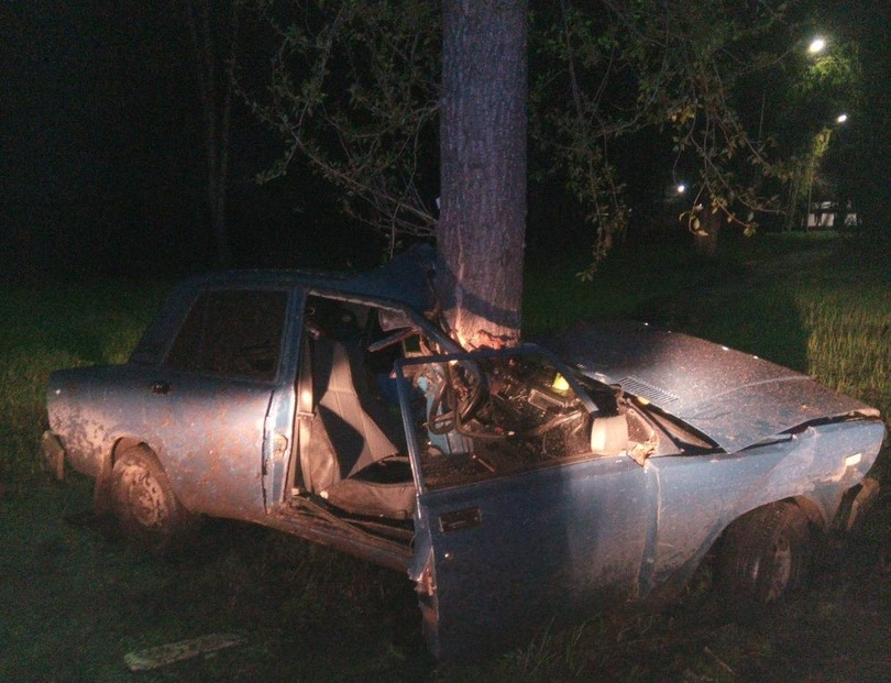 19-летний сыктывкарец «намотал» свое авто на дерево