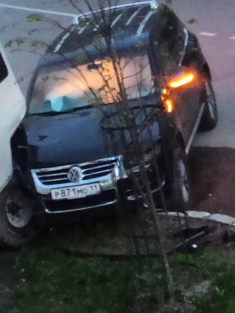 Сыктывкарец: «Мужчина в погонах за рулем «Фольксвагена» устроил аварию»