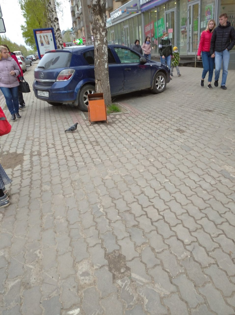 В Сыктывкаре «Опель» вылетел на тротуар на Коммунистической