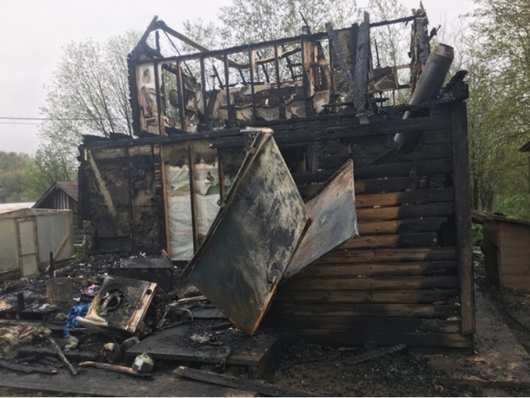 Сыктывкарская семья, которая осталась на улице после пожара, просит о помощи