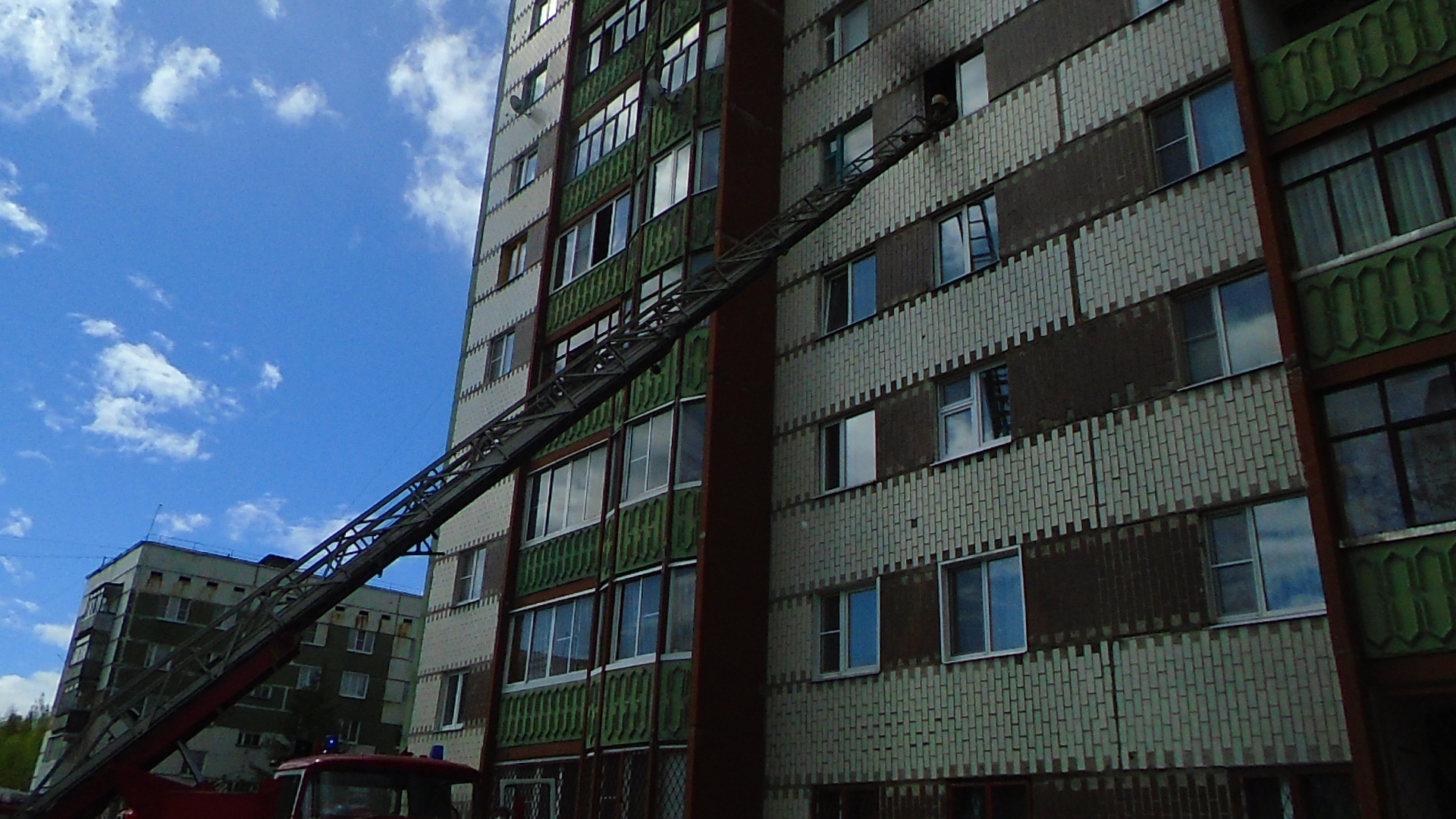 В Коми из горящей квартиры в многоэтажке спасли мужчину