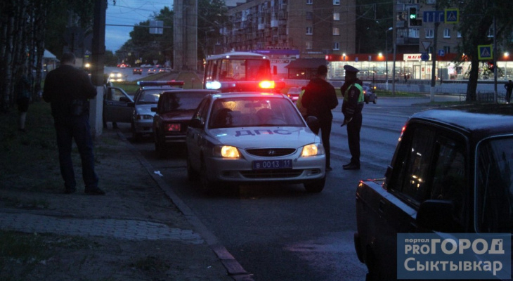 В Сыктывкаре пьяный водитель разбил стекло в машине ГИБДД