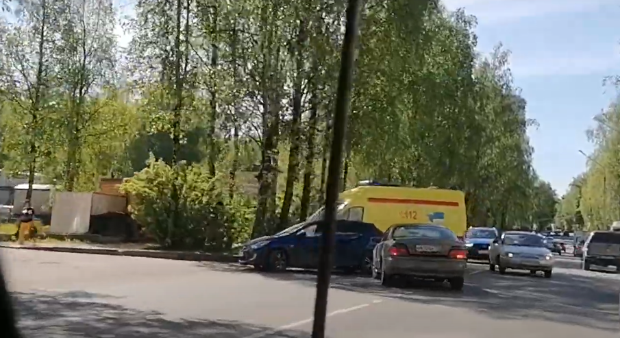 В Сыктывкаре рано утром столкнулись две иномарки, на место прибыла реанимация (видео)