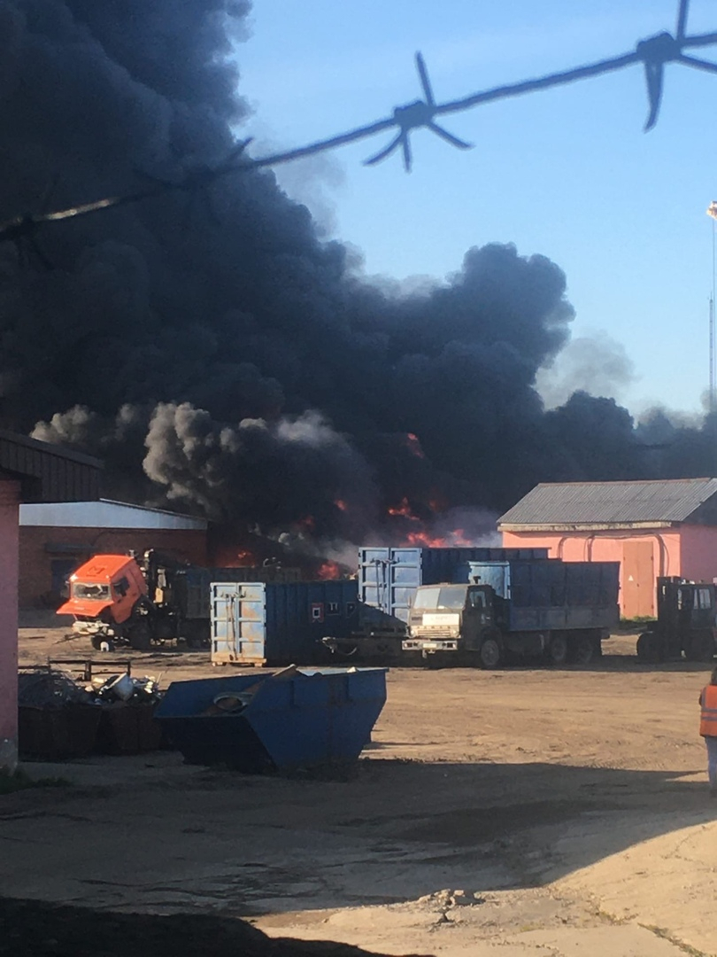 Появились подробности пожара в промышленной зоне Сыктывкара (видео)