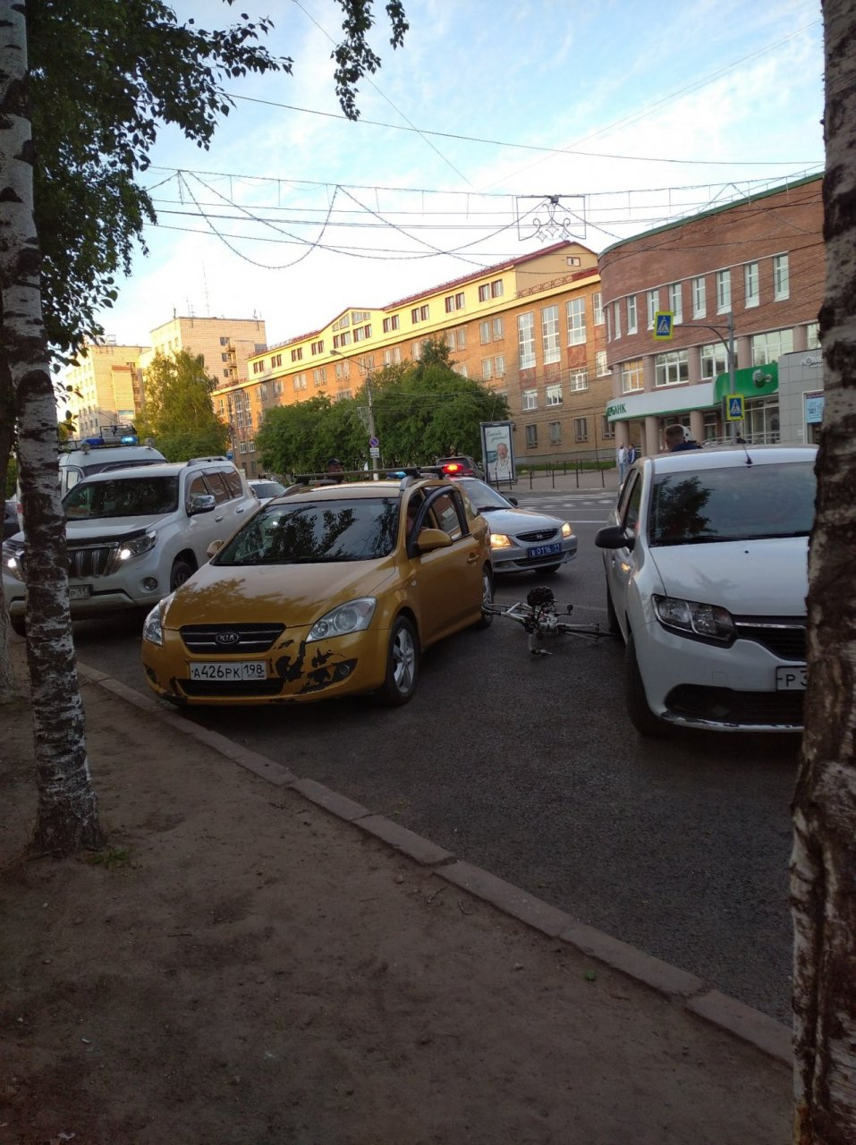 В Сыктывкаре велосипедист повредил два автомобиля