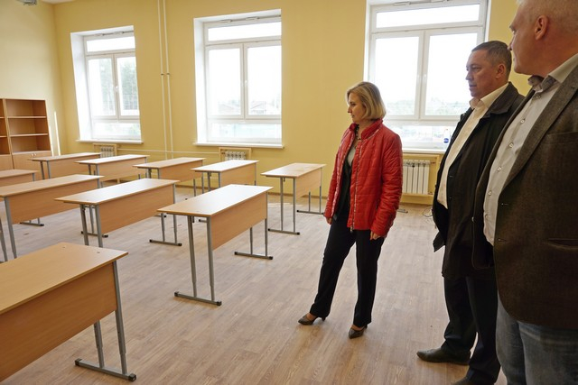В новой школе в Сыктывкаре начали установку мебели (фото)