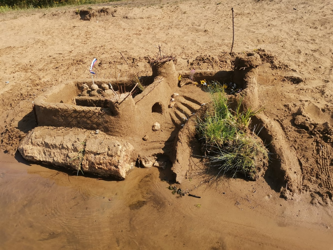 Фото дня от сыктывкарки: песчаная крепость на выльгортских прудах