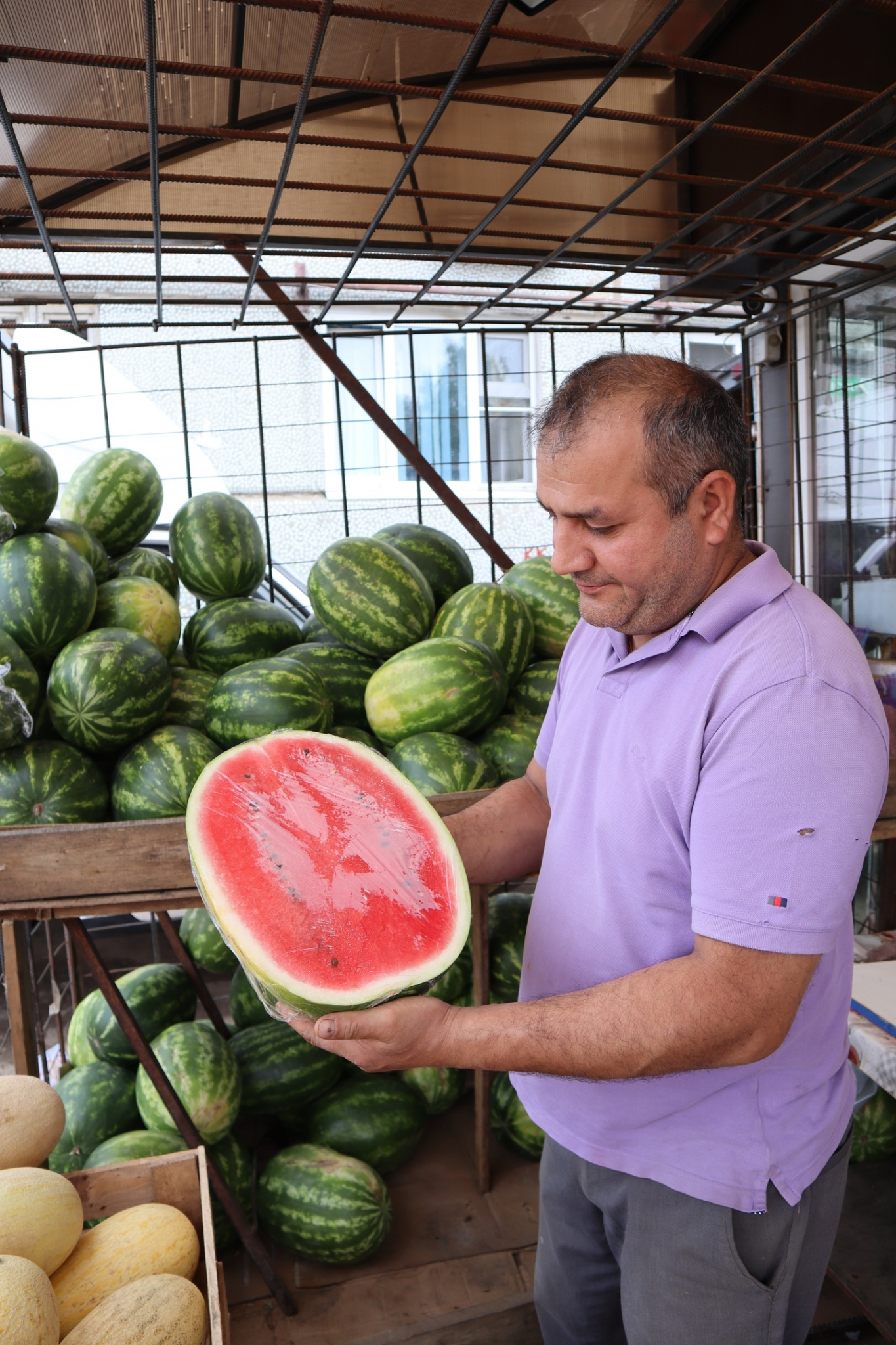 «Самое главное - это цвет»: сыктывкарский продавец рассказал, как выбрать самый вкусный арбуз