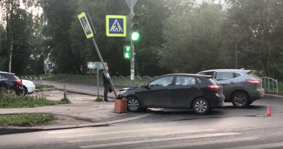 В Сыктывкаре легковушка протаранила знак на тротуаре (видео)