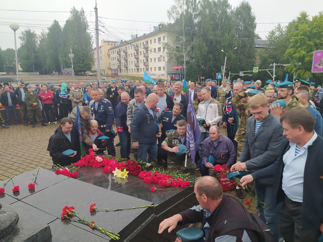 Сыктывкарские десантники начали отмечать день ВДВ под проливным дождем (фото)