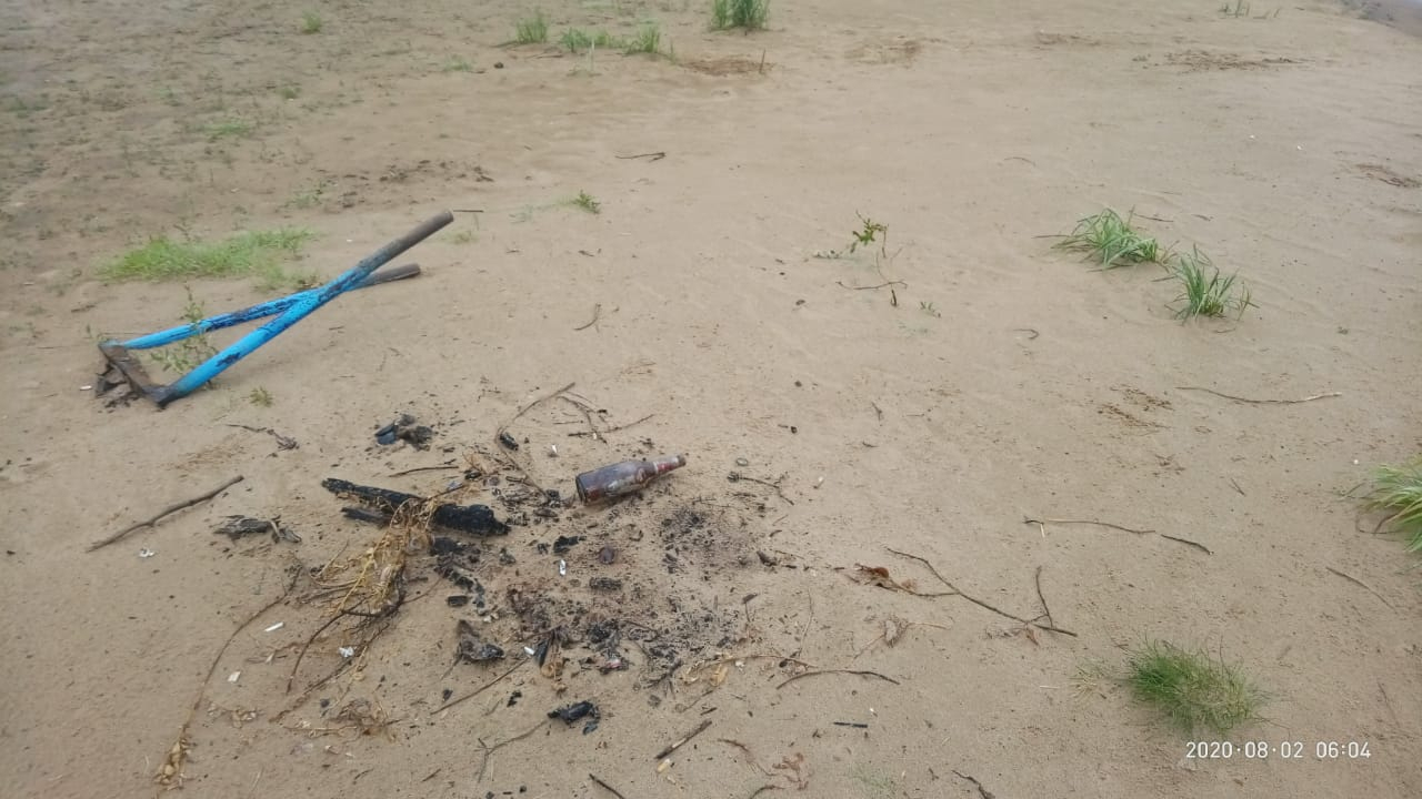 Вандалы сожгли скамейки и столбы для волейбольной сетки на пляже в Сыктывкаре