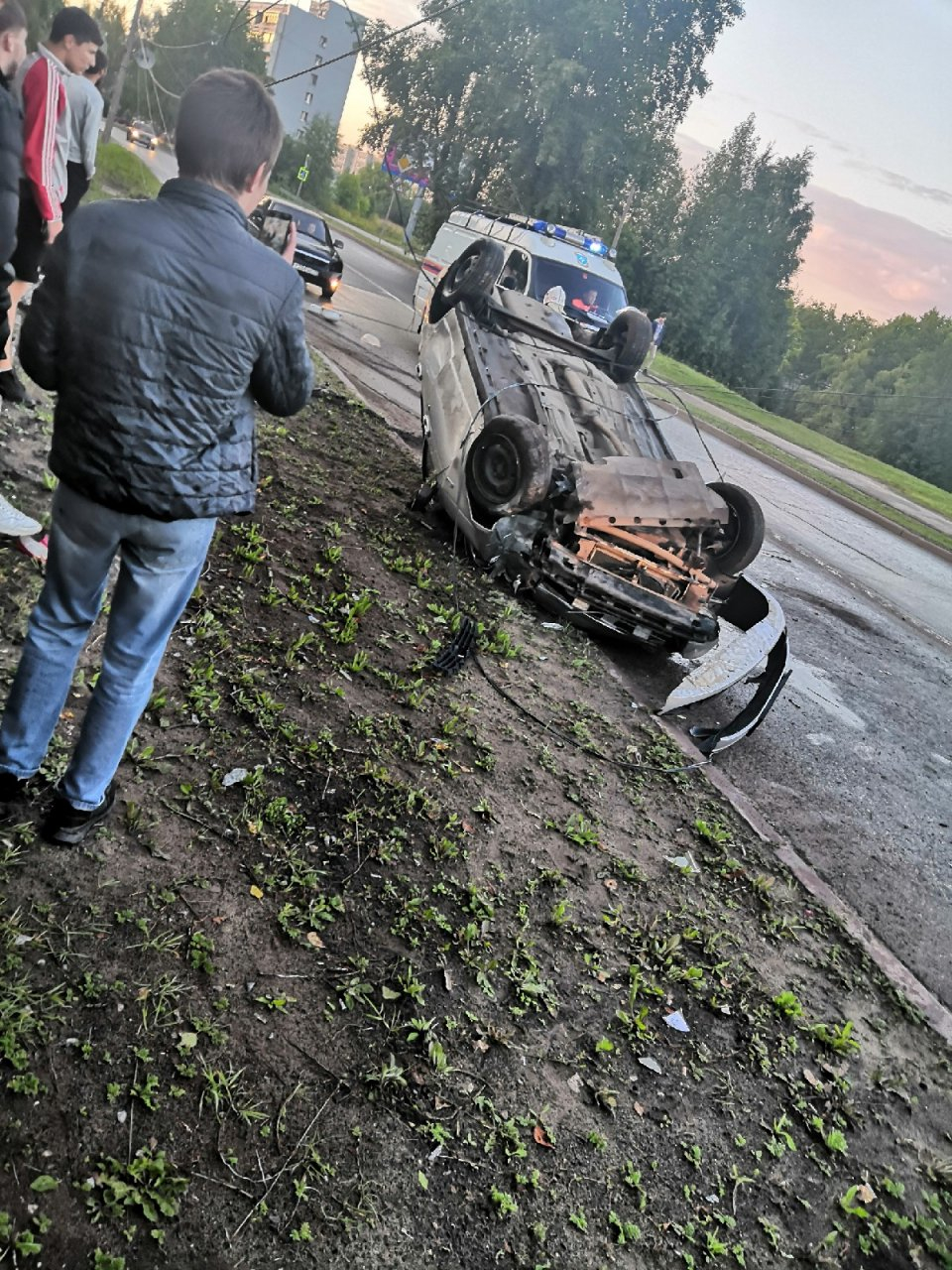 Появились подробности ДТП в Сыктывкаре, где машина снесла столб и  перевернулась