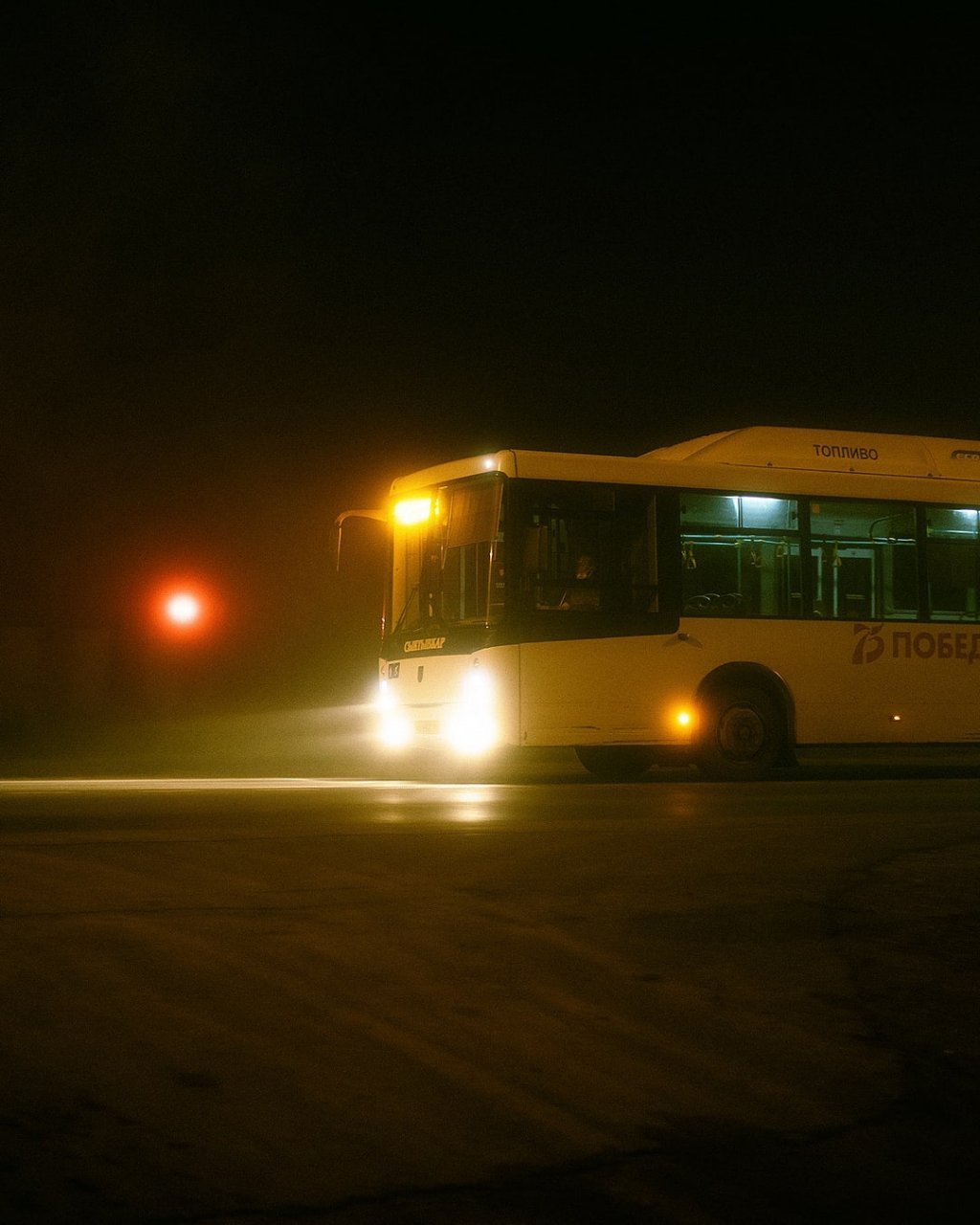 Фото дня в Сыктывкаре: ночной автобус в пелене тумана