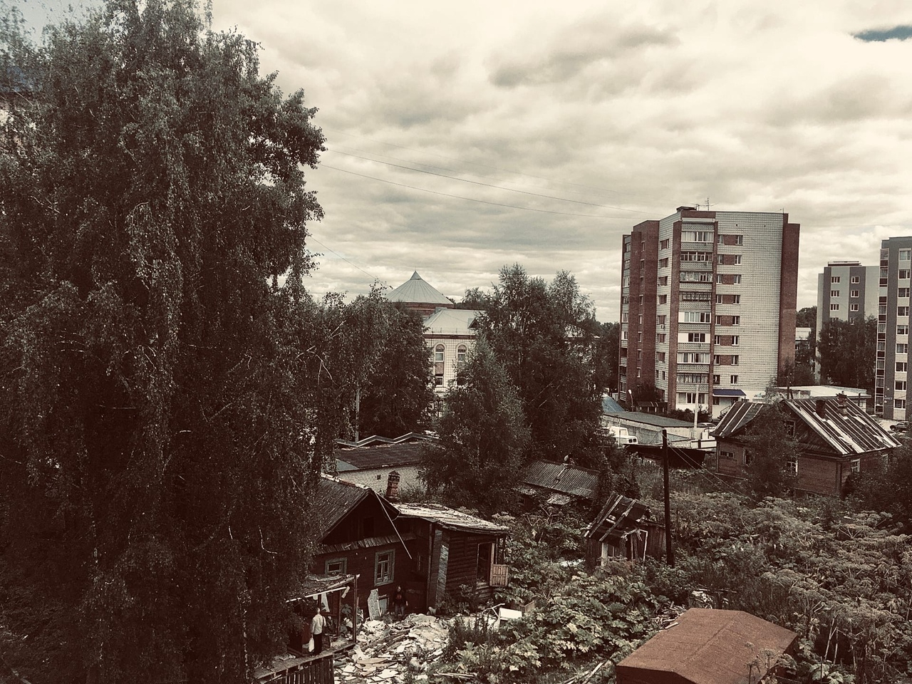 Фото дня в Сыктывкаре: ветхие дома на фоне сияющих новостроек