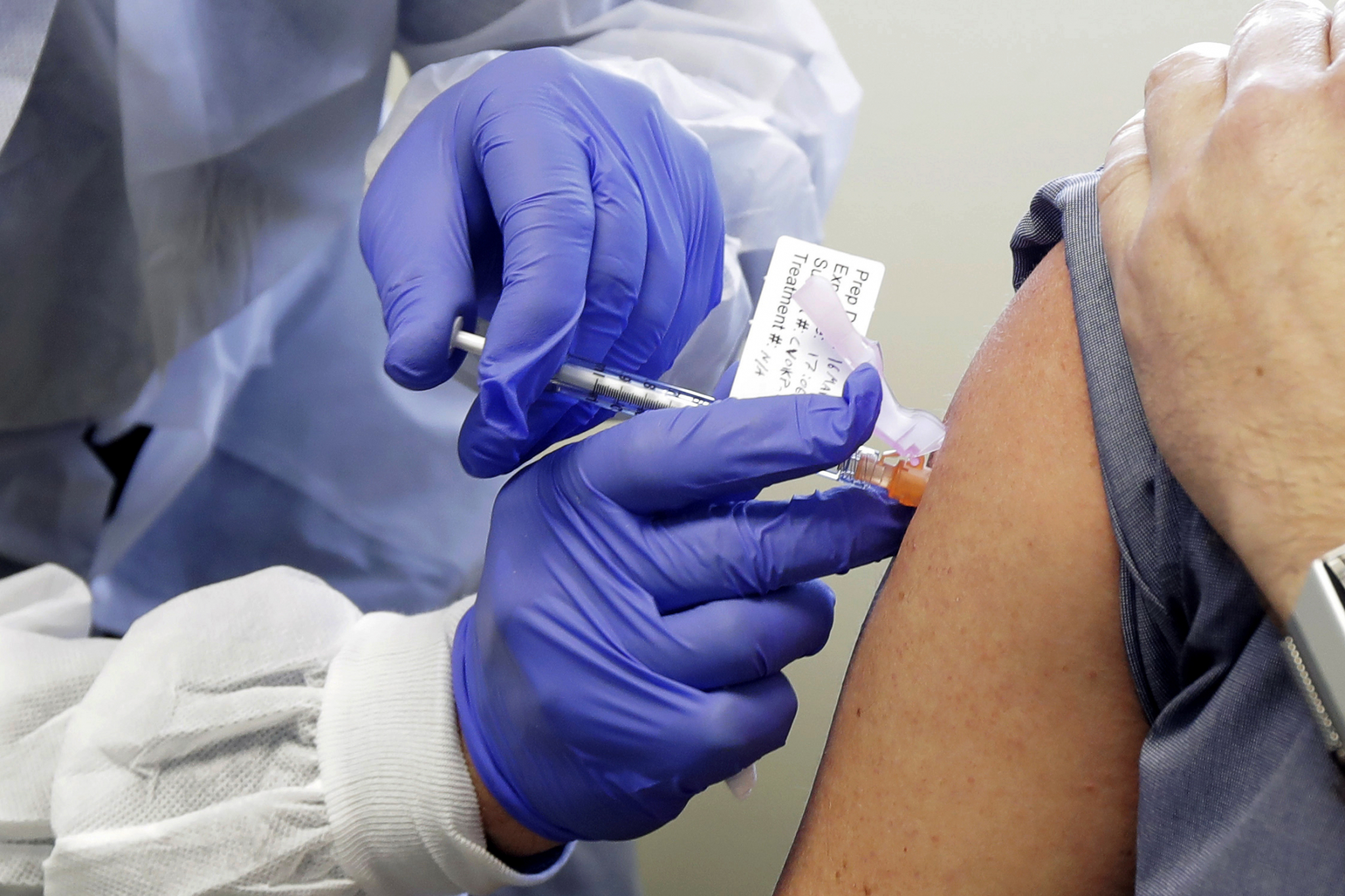 Половина россиян не готова делать прививку от COVID-19