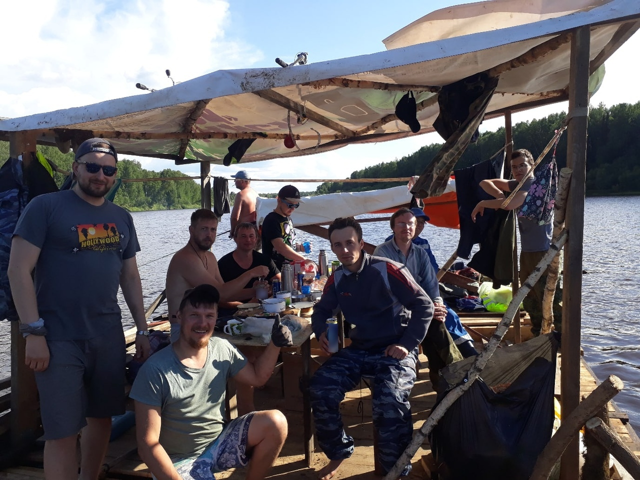 Жители Коми три дня путешествовали по реке на самодельном плоту