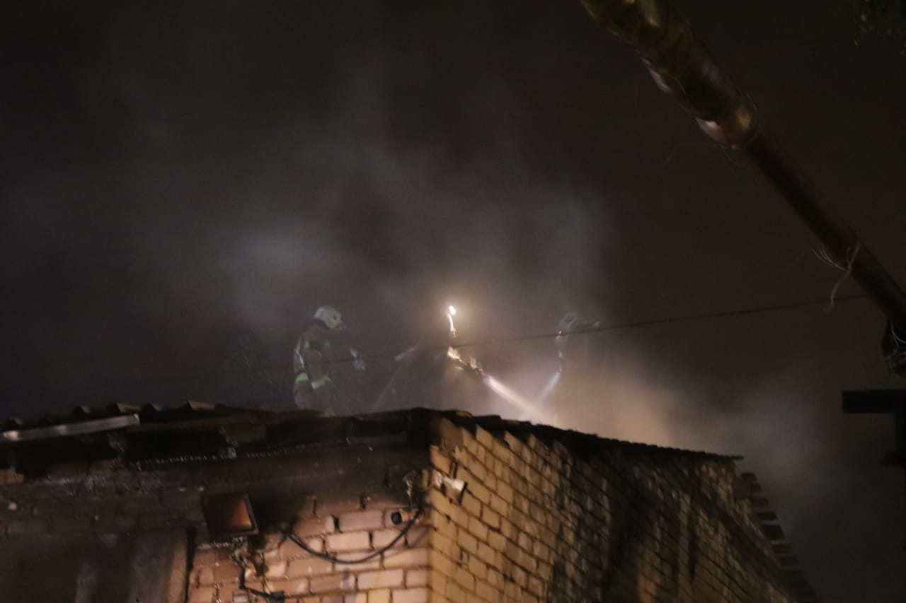 В Сыктывкаре горело здание шиномонтажа (фото)