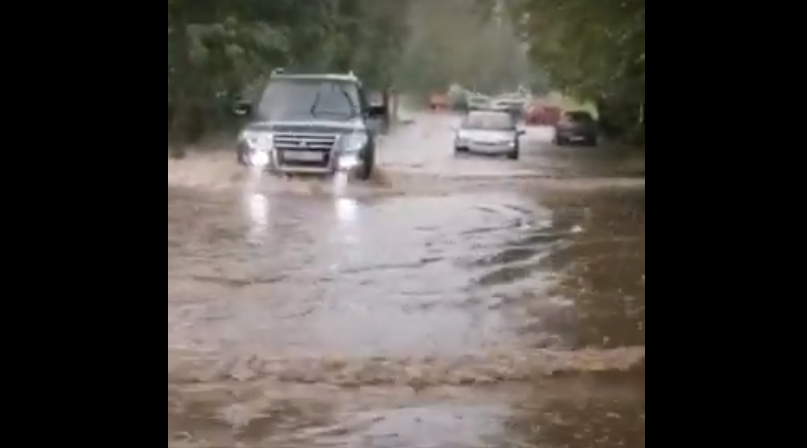 После дождя в Сыктывкаре затопило целую улицу (видео)