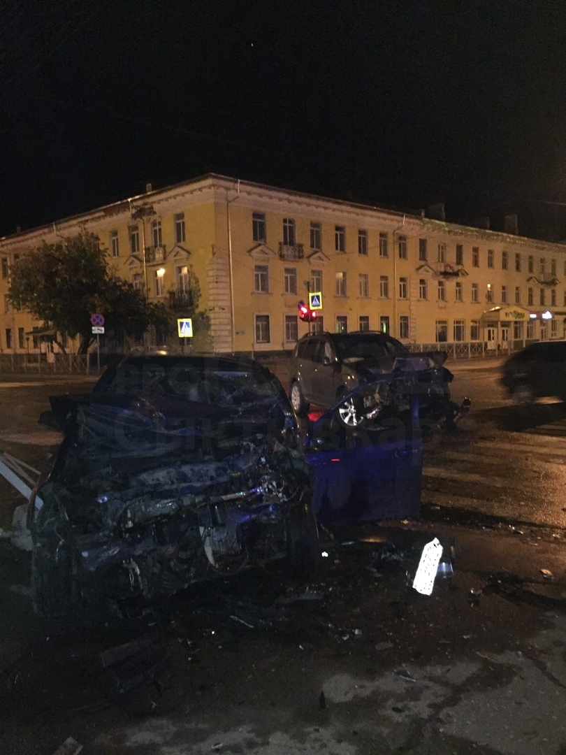 На перекрестке в центре Сыктывкара произошла жесткая авария