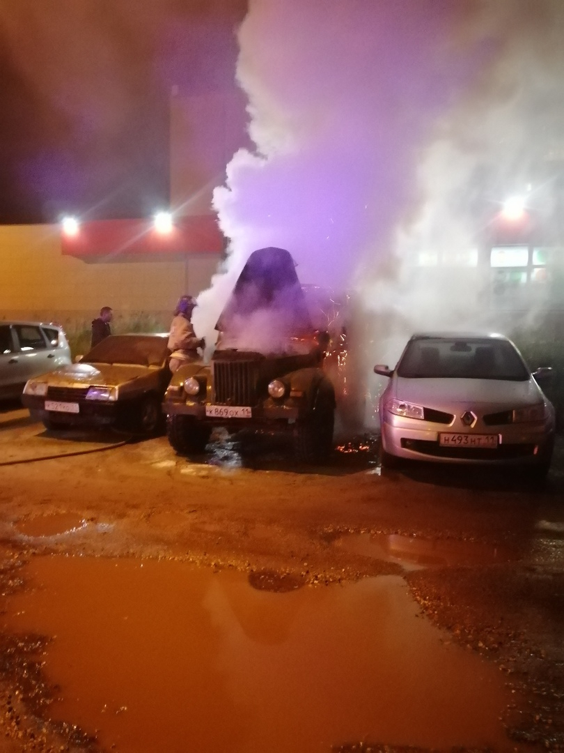 В Сыктывкаре горел раритетный автомобиль (фото)