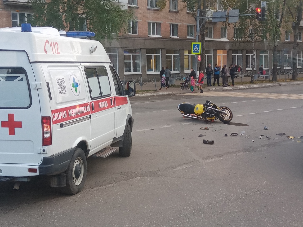 Сыктывкарцы: «На перекрестке у ТРЦ разбился мотоциклист» (фото)