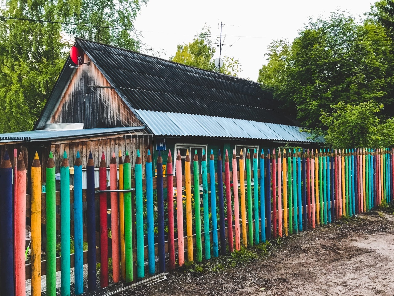 Фото дня в Сыктывкаре: забор из гигантских карандашей