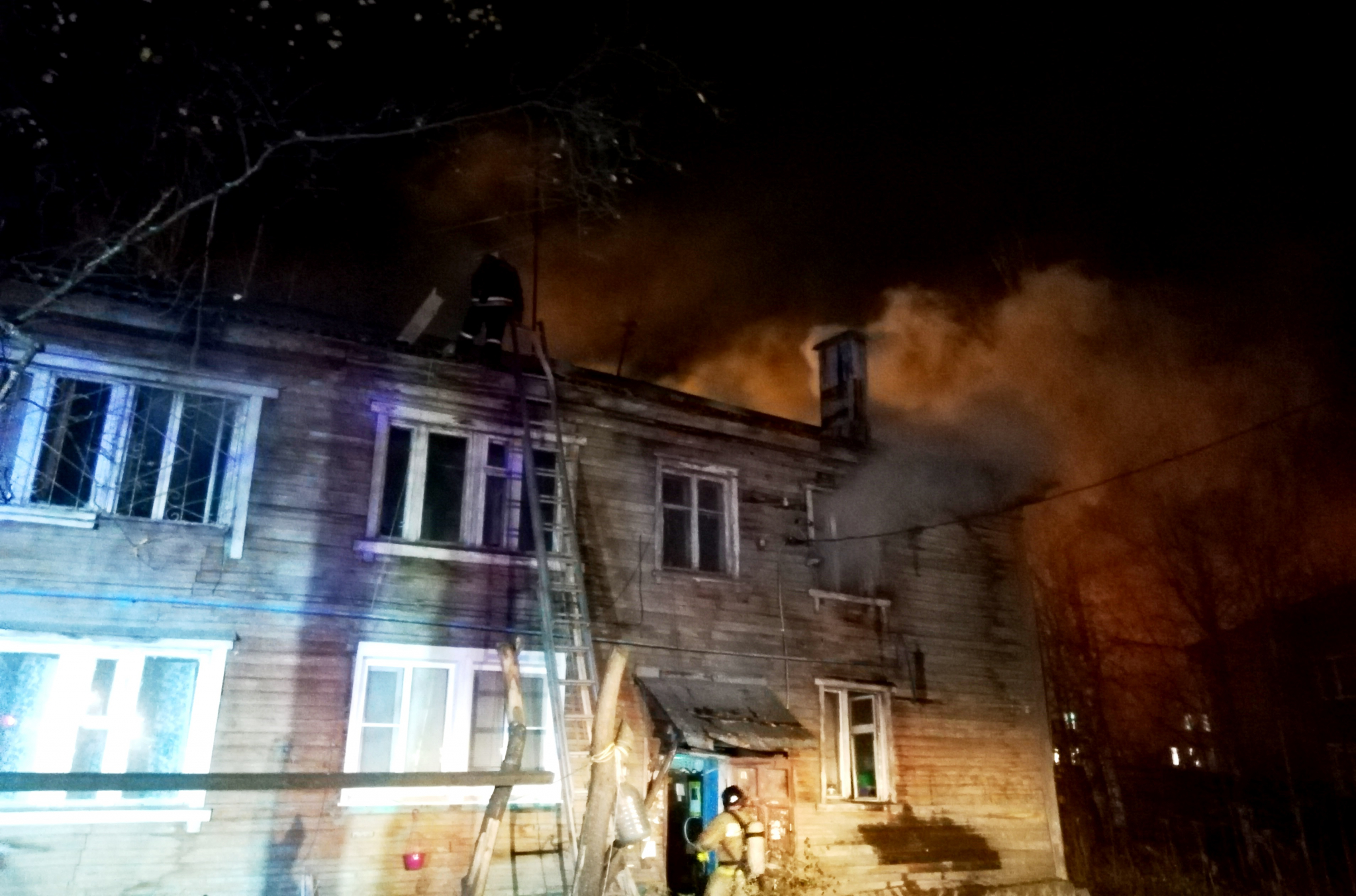 В Сыктывкаре 14 человек тушили пожар в жилом доме