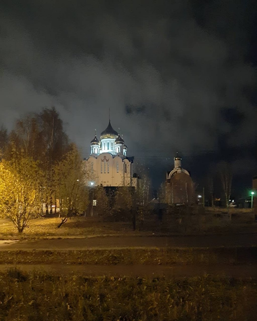 Фото дня в Сыктывкаре: белокаменный храм в осенней ночи
