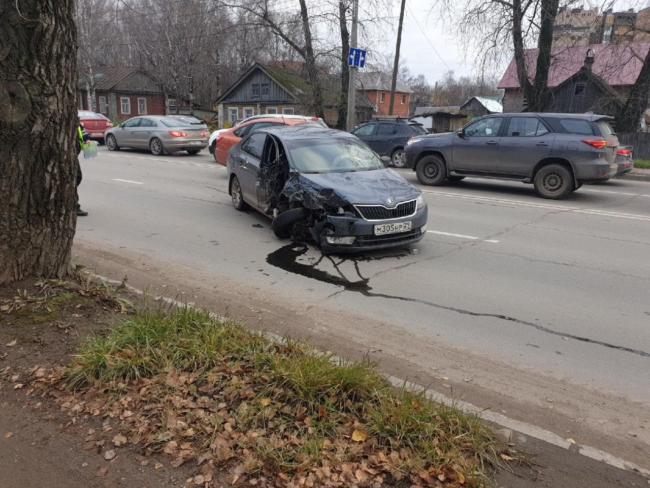 В Сыктывкаре водитель вылетел на встречку и столкнулся с другой машиной (фото)