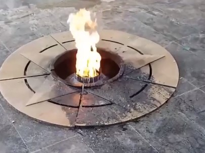 В Коми подростки-вандалы сожгли венки на памятнике ВОВ