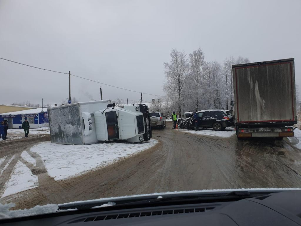 В Сыктывкаре грузовик столкнулся с внедорожником и опрокинулся на дороге (фото, видео)