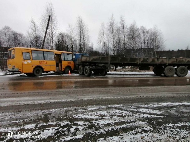 В Госавтоинспекции обнародовали снимки аварии со школьным автобусом