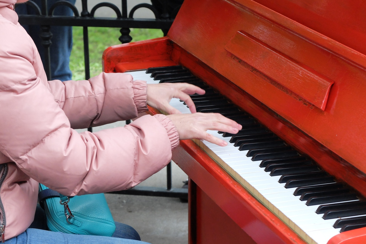 Красное пианино из парка в Сыктывкаре отправится «на зимовку»