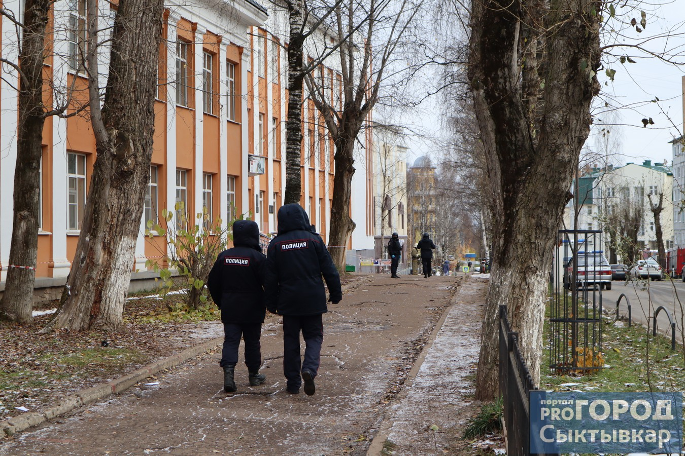 Появились фото эвакуации школы №12 в Сыктывкаре