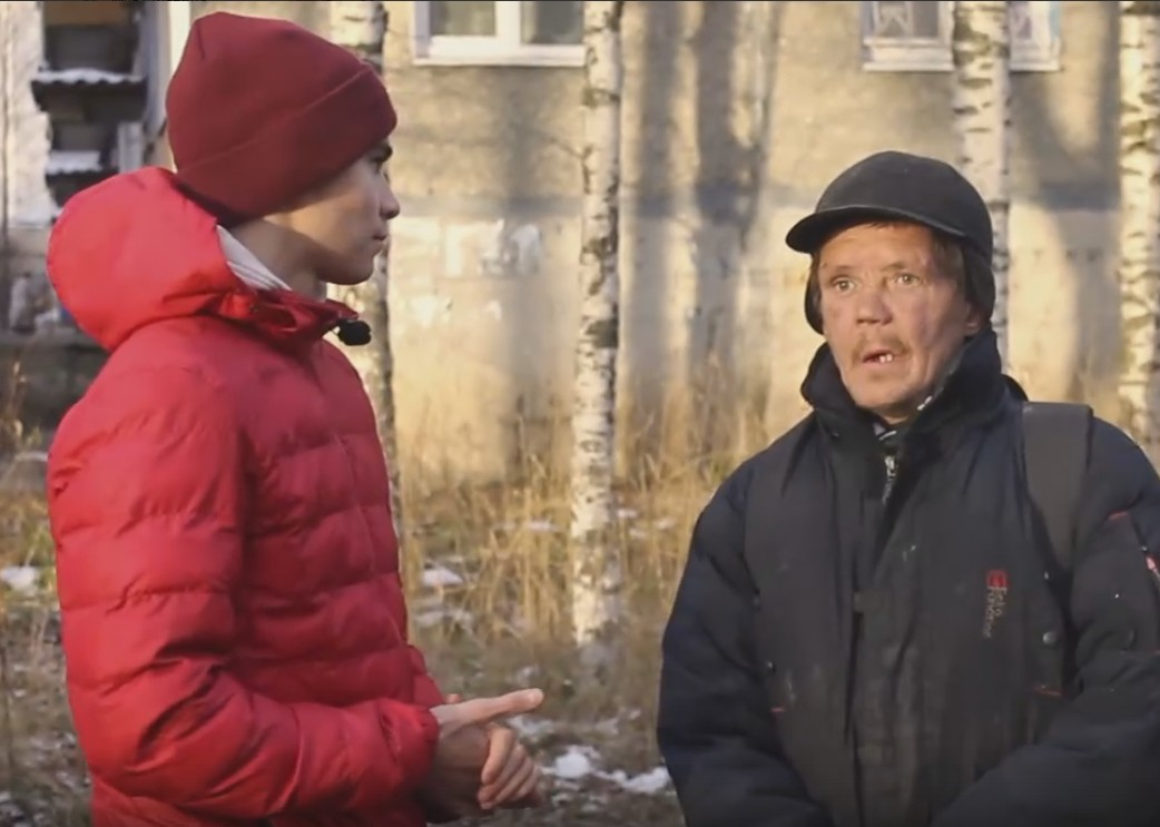 Доброе дело: сыктывкарский блогер накормил бездомного и поможет ему найти работу (видео)