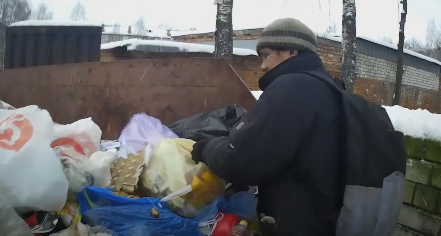 Сыктывкарский блогер копался в мусорках вместе с бездомным (видео)