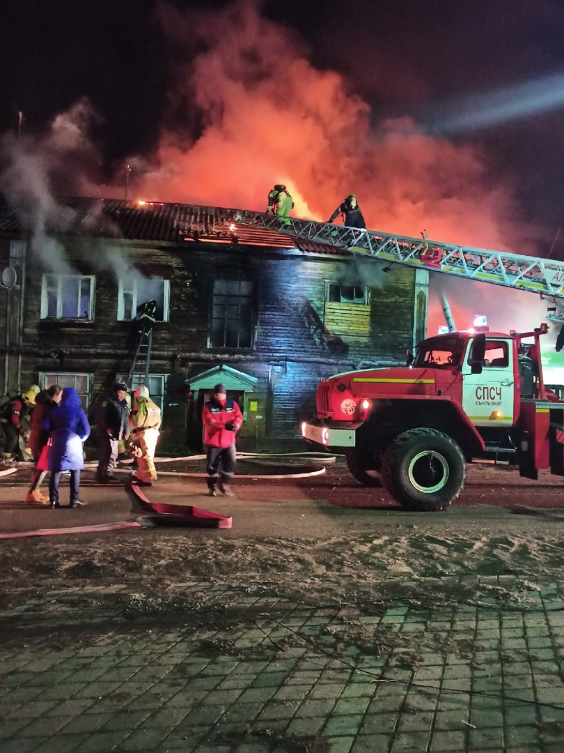 «Голых детей закутывали в куртки»: очевидица о крупном ночном пожаре в Сыктывкаре