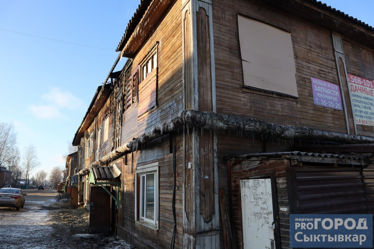 Обугленные стены и забитые окна: фоторепортаж с места ночного пожара в Сыктывкаре