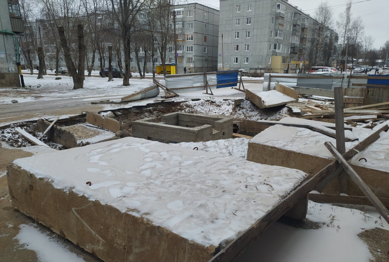 «Дом может провалиться под землю!»: сыктывкарцы обеспокоены огромной ямой, которую вырыли ремонтники