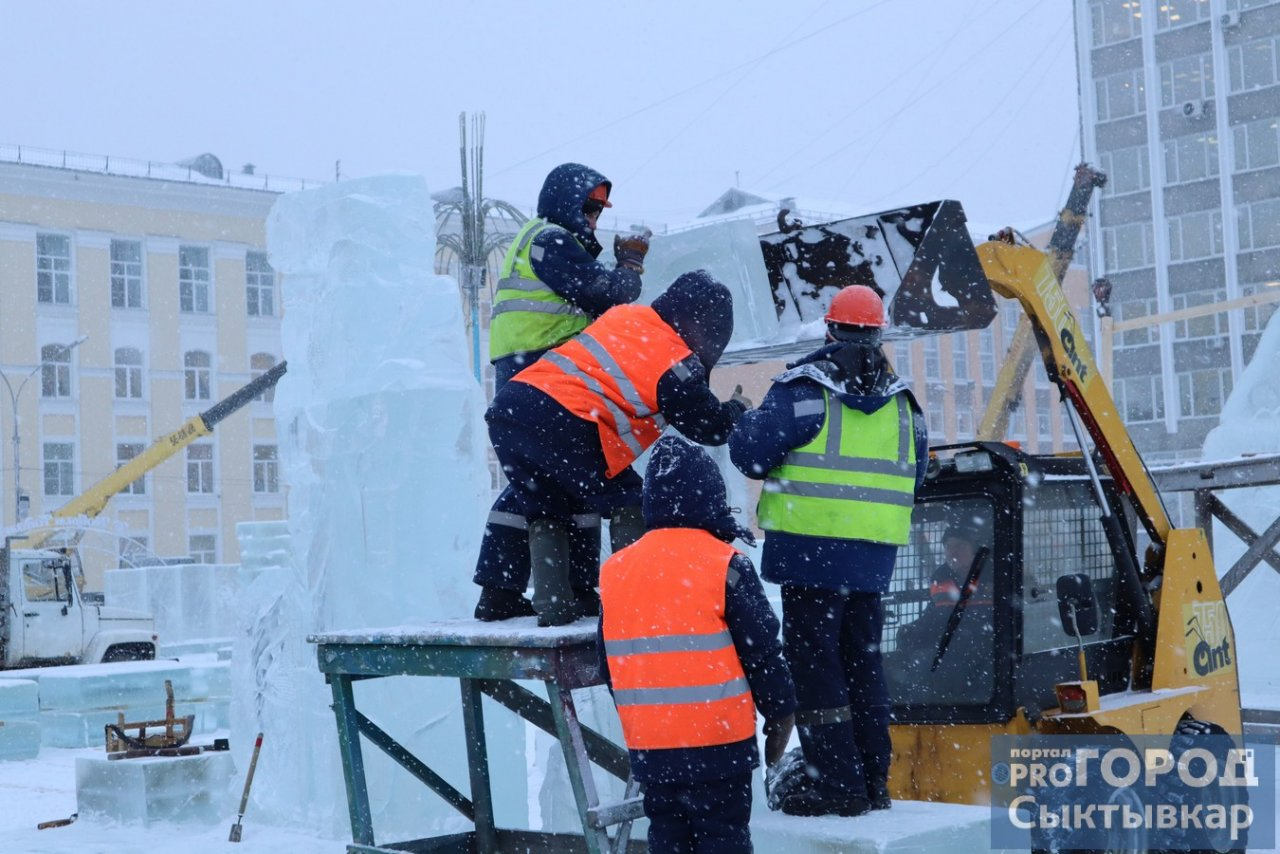Фоторепортаж: как строят ледовый городок в Сыктывкаре