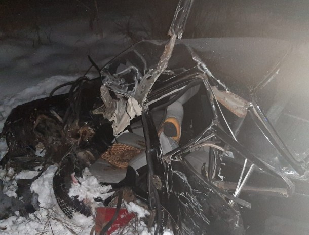 Водитель «Волги», который влетел в грузовик в Коми, скончался
